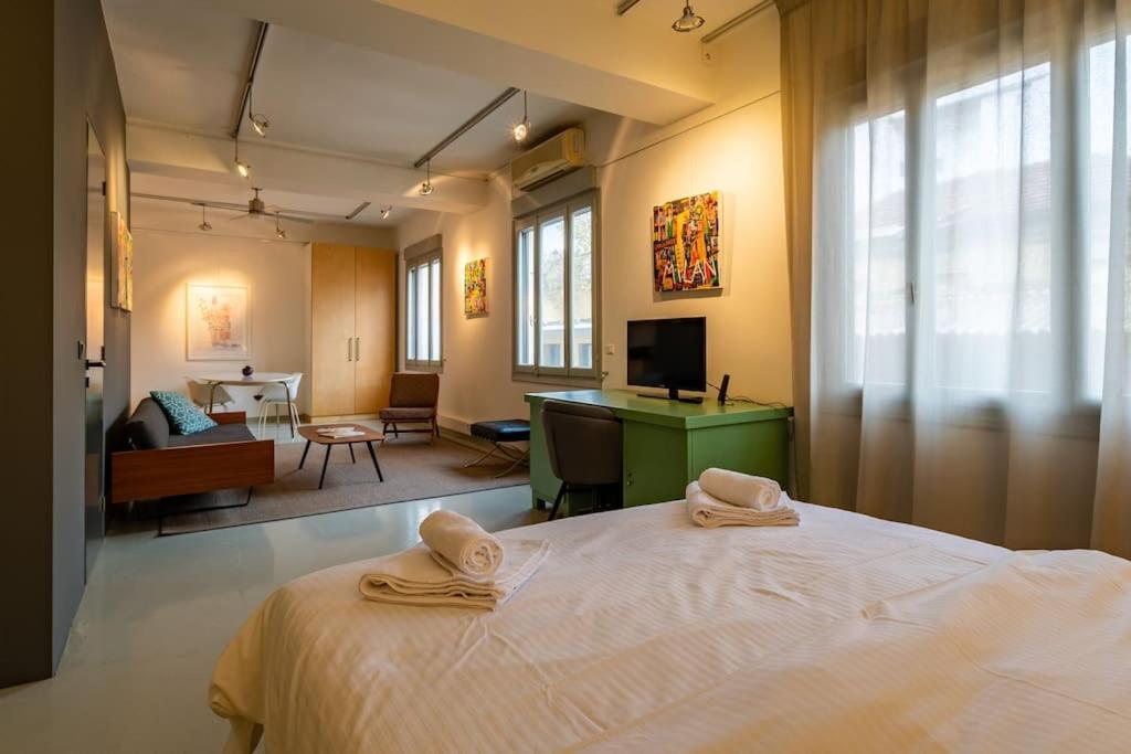 Artistic Spacious Studio Apartment Next To Metro Monastiraki Athens Exterior photo