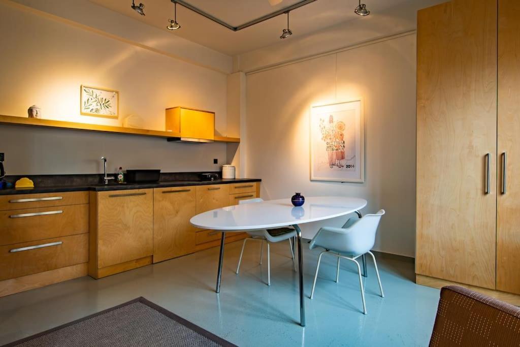 Artistic Spacious Studio Apartment Next To Metro Monastiraki Athens Exterior photo