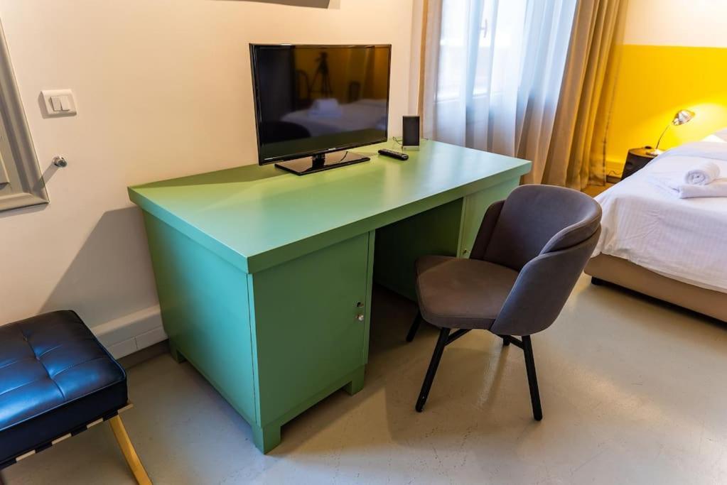 Artistic Spacious Studio Apartment Next To Metro Monastiraki Athens Exterior photo